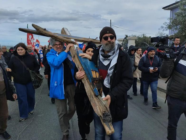 In migliaia alla manifestazione a Cutro, mentre le vittime salgono a 76
