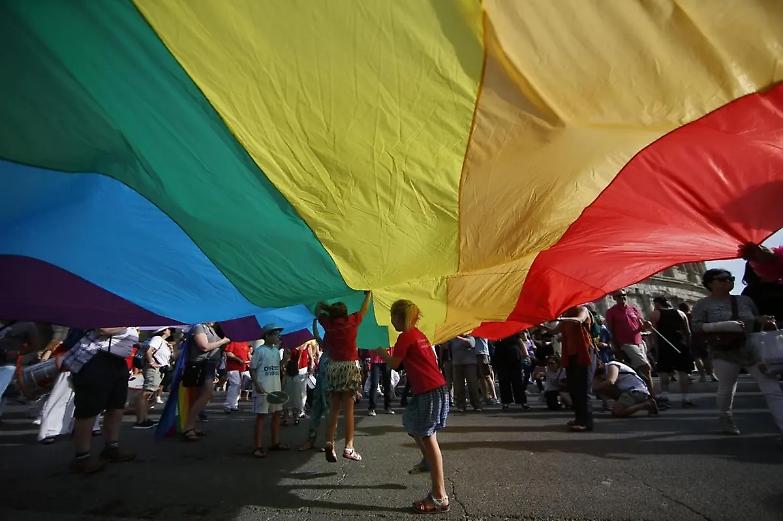 Coppie omogenitoriali, il Senato boccia il regolamento Ue sul riconoscimento dei figli. Il Pd: &laquo;Siamo alla destra ungherese&raquo;