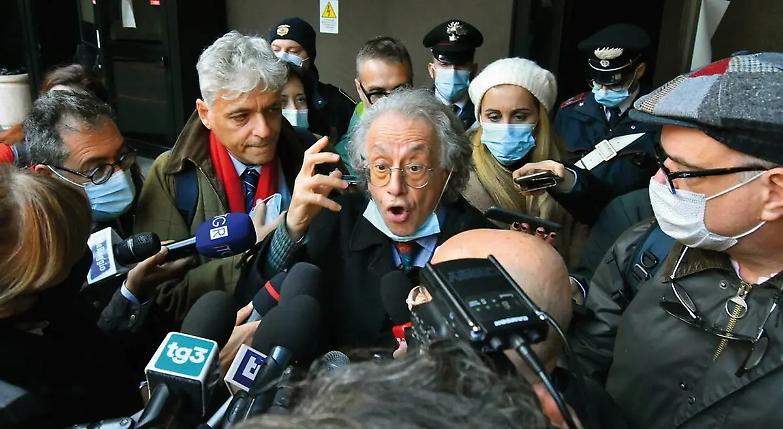 Foti in aula: &laquo;Non sono un mostro, ho dedicato la mia vita alla difesa dei bambini&raquo;