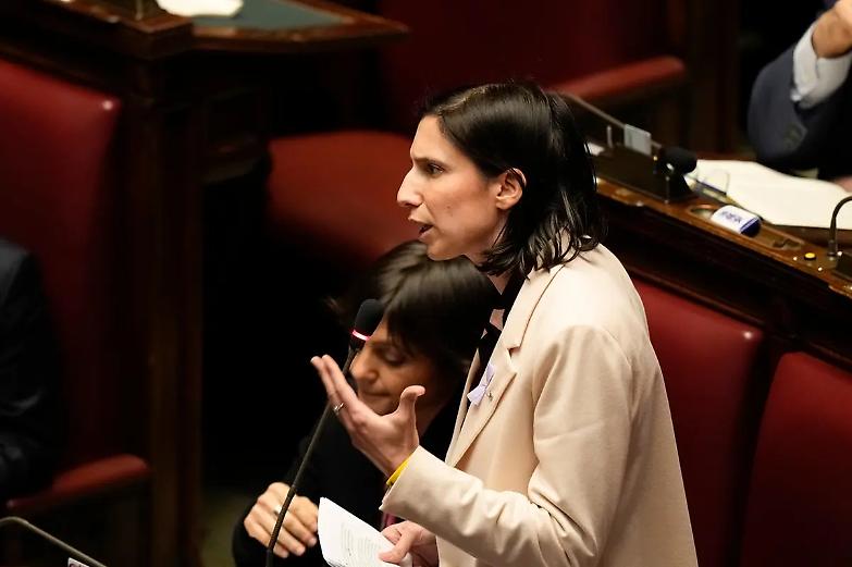 La prima sfida di Schlein a Meloni: &laquo;Incapaci e insensibili&raquo;