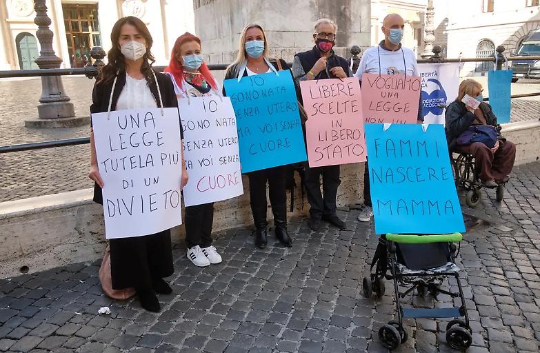 I bambini continuano a nascere all&rsquo;estero grazie alla surrogata. E in Italia inizia l&rsquo;odissea...