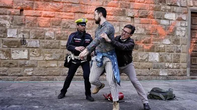 Attacco ambientalista contro palazzo Vecchio, il sindaco Nardella ferma gli attivisti e ripulisce la facciata