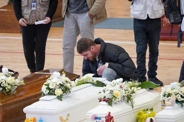 &laquo;Mi sono salvato a nuoto grazie a un pezzo di legno. I soccorsi? Sono arrivati mezz&rsquo;ora dopo&raquo;