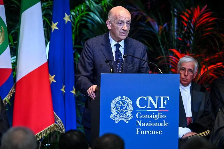 Sisto: &laquo;Basta scontri, le istituzioni hanno il dovere di tracciare insieme un percorso&raquo;