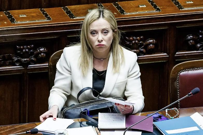 La premier alla Camera senza ministri leghisti. Poi arriva Valditara...