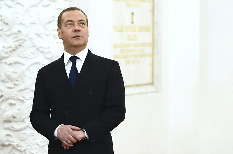 Medvedev: &laquo;Armi all&rsquo;Ucraina? L&rsquo;apocalisse nucleare si avvicina...&raquo;