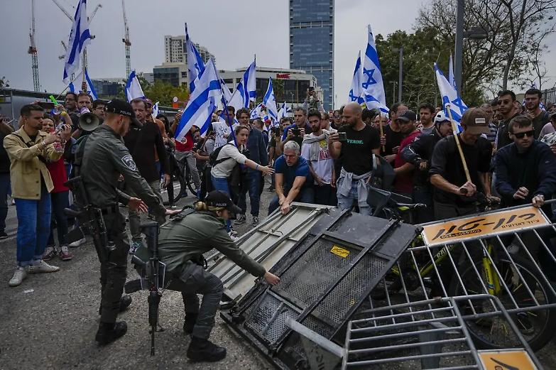 Netanyahu vara la legge che vieta l&rsquo;impeachment: piazza in rivolta