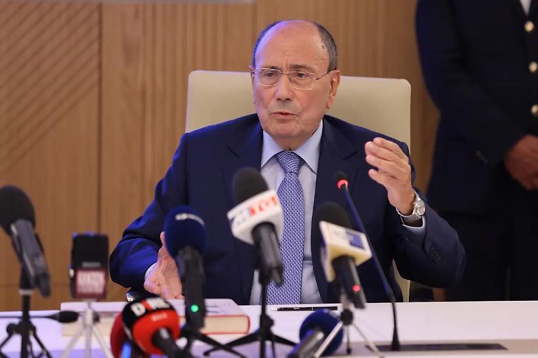 Schifani a Berlusconi: &laquo;Vada avanti sui suoi temi e apra al dialogo con Renzi&raquo;