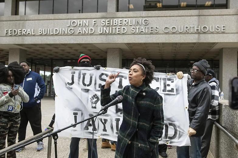 Ohio, niente processo per gli agenti che uccisero un afroamericano con oltre 90 colpi