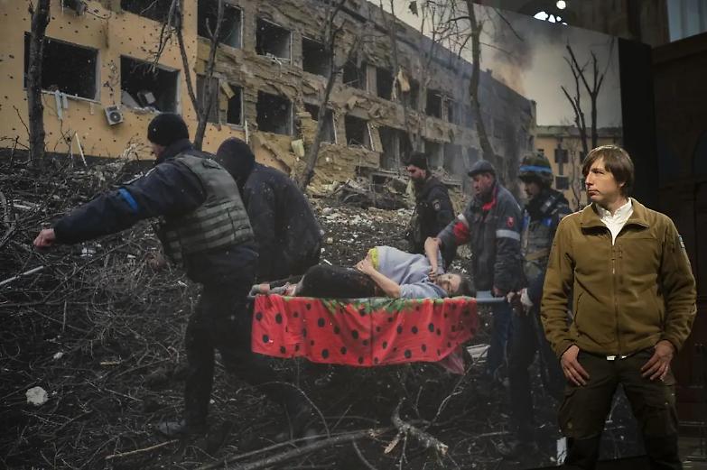 Lo scatto simbolo dell&rsquo;assedio a Mariupol vince il World Press Photo