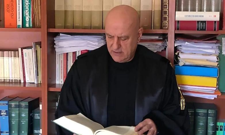 L&rsquo;avvocato &egrave; malato: il pm lo fa perquisire nonostante l&rsquo;altol&agrave; del Tribunale, e poi lo mette sotto inchiesta