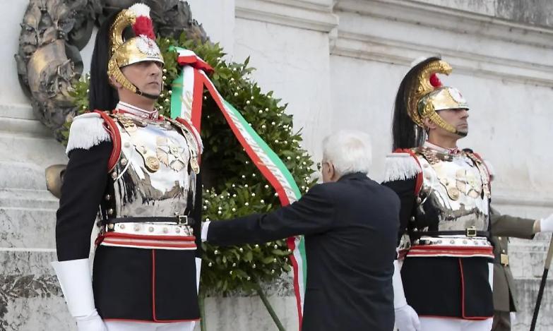 25 aprile, Mattarella all&rsquo;Altare della Patria. Meloni: &laquo;Si affermano i valori democratici&raquo;