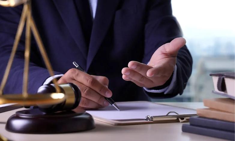 Siracusa, si finge avvocato e truffa il cliente: denunciato