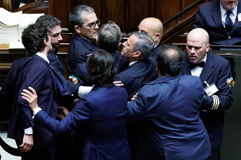 Bagarre e malori alla Camera. Poi l&rsquo;Aula d&agrave; l&rsquo;ok allo scostamento
