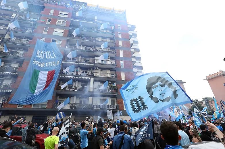 Napoli, festa scudetto rimandata ma in citt&agrave; regna l&rsquo;euforia