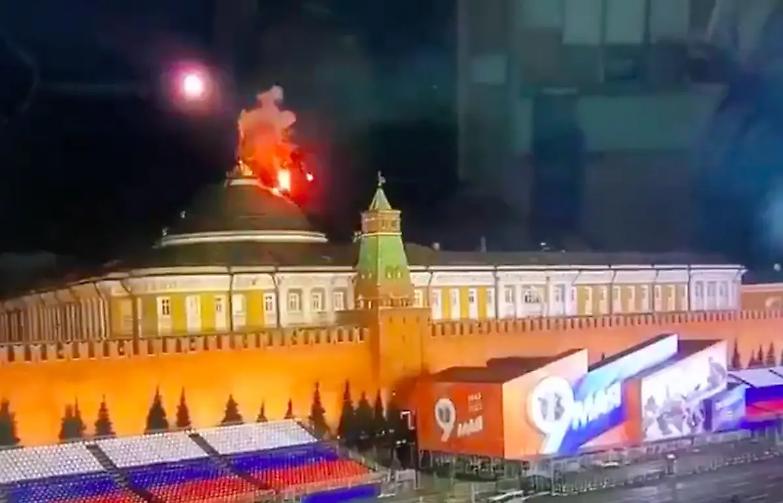 Mosca: &ldquo;Attacco con droni ucraini al Cremlino. Putin non c&rsquo;era&rdquo;. Kiev respinge le accuse