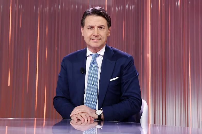 Giuseppe Conte, l&rsquo;eterno indeciso Per ora sta a sinistra, poi chiss&agrave;