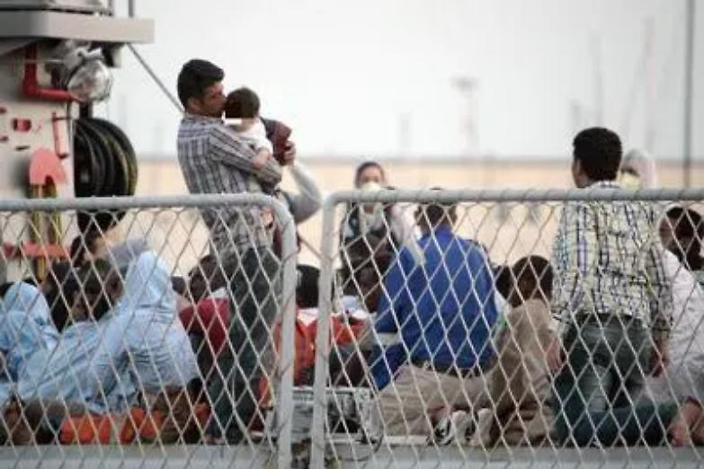 Dalla guerra agli scafisti alla stretta sulla protezione speciale: cosa prevede il decreto Cutro