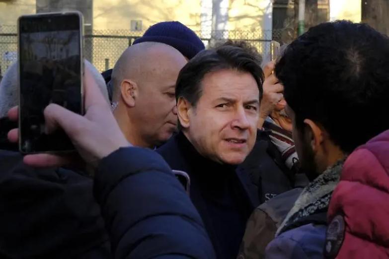 Conte colpito al volto da un no vax durante un comizio a Massa