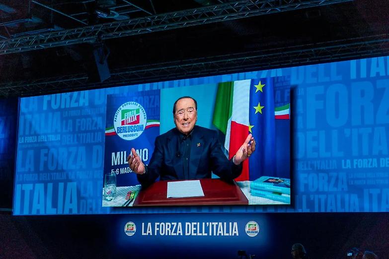 Berlusconi alla convention di Forza Italia: &laquo;Sono qui per voi&raquo;