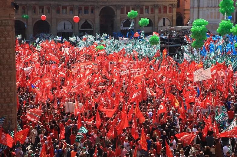 Trentamila persone in piazza con i sindacati a Bologna