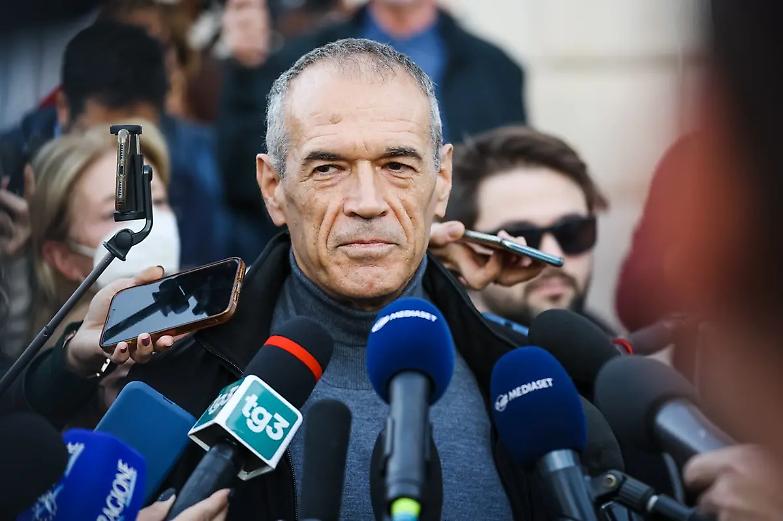 Pd, Cottarelli lascia: &laquo;Con Schlein il partito va a sinistra&raquo;