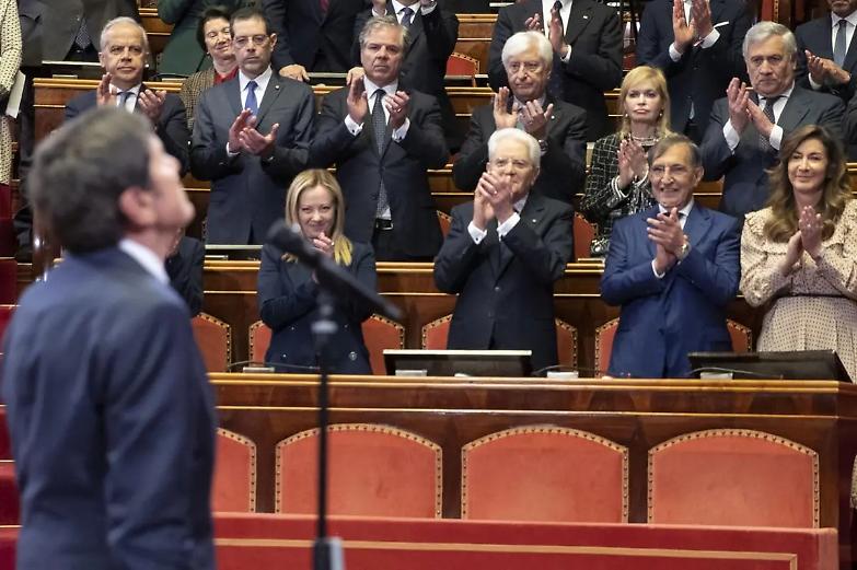 Show di Morandi al Senato, canta &ldquo;C'era un ragazzo&rdquo; e ricorda: &ldquo;Per fortuna oggi non c&rsquo;&egrave; pi&ugrave; censura...&rdquo;