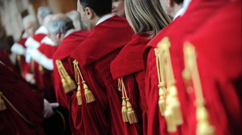 Qualcuno sanzioner&agrave; quei magistrati che abusano dei social?