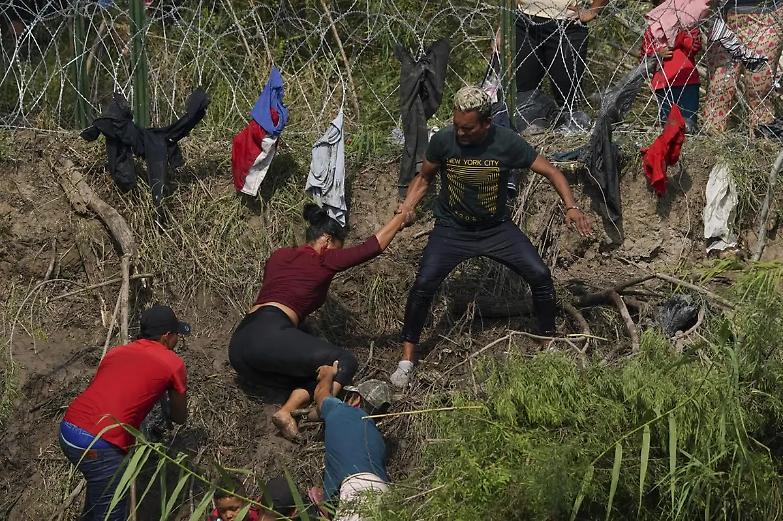 Migranti, finisce l&rsquo;era di Trump: riaperti i confini con il Messico