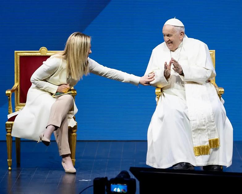 Il Papa: &ldquo;Mai contrapporre la natalit&agrave; all&rsquo;accoglienza&rdquo;. Meloni sulla surrogata: &ldquo;No ai figli da supermercato&rdquo;