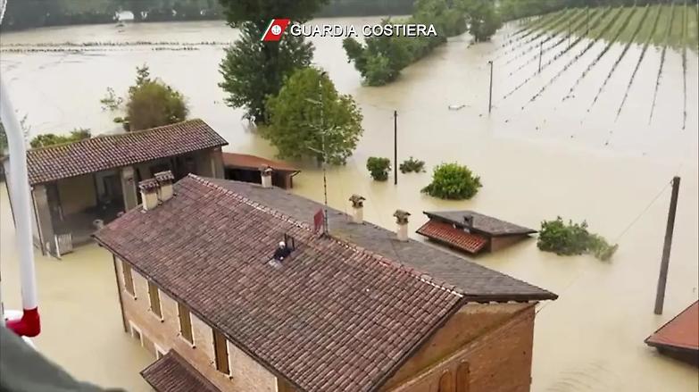 Emilia Romagna sconvolta dall&rsquo;alluvione: tredici morti e migliaia di persone evacuate &ndash; FOTO