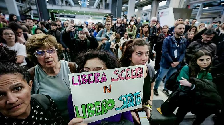 La ministra Roccella contestata al Salone del Libro &ndash; Il video