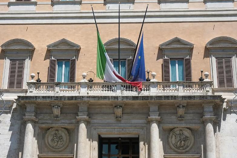 Montecitorio in fermento, tensione tra il M5S e Forza Italia per il riconteggio dei seggi