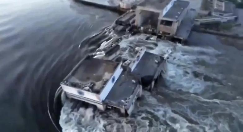 Distrutta una diga nella regione di Kherson: i rischi per la centrale di Zaporizhzia
