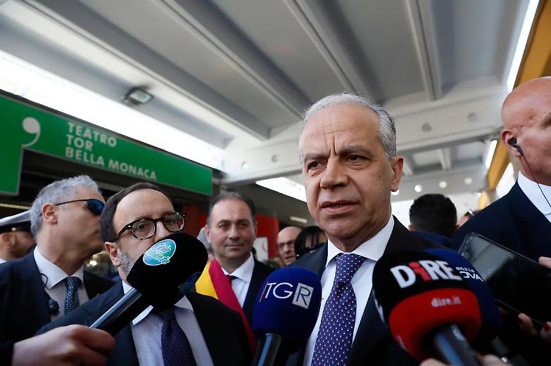 In Calabria si inaugura una caserma dei carabinieri: i cittadini disertano. Davvero sono tutti agli ordini dei boss?