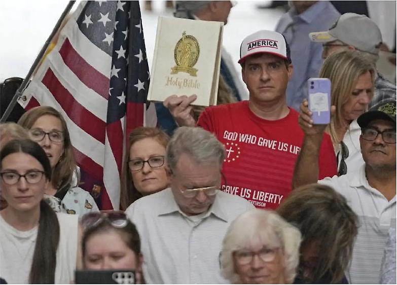 &laquo;Stupri, incesti e pornografia&raquo;. Lo Utah vieta la Bibbia a scuola