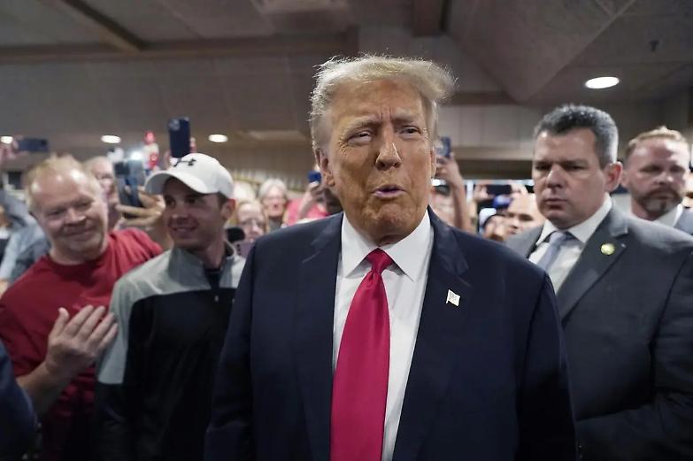 Trump incriminato: c&rsquo;&egrave; anche la cospirazione. Si consegner&agrave; marted&igrave;