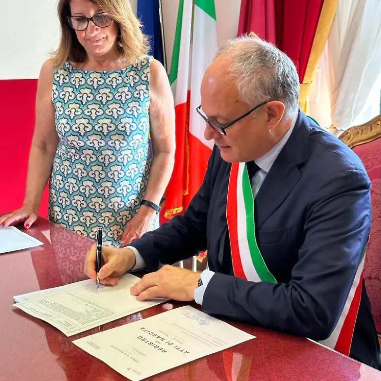 Gualtieri registra i bimbi nati all&rsquo;estero da due mamme: &egrave; la prima volta a Roma. FdI: &ldquo;Rispetti la legge&rdquo;