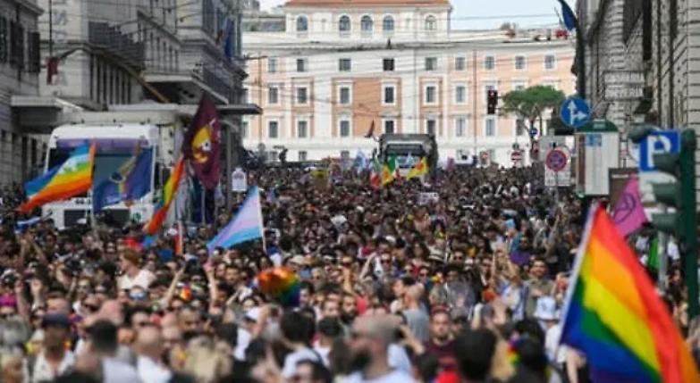 Roma pride: Schlein in prima fila, c&rsquo;&egrave; anche Boschi. Bonino: &laquo;I diritti non chiedono permesso&raquo;