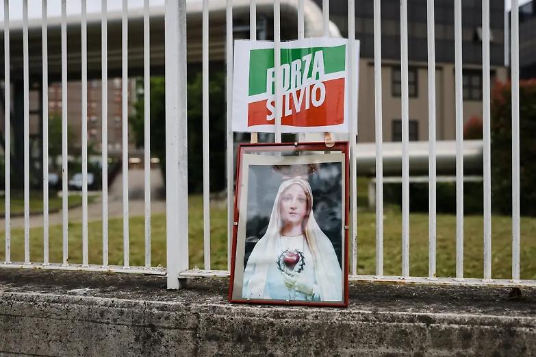 Addio a Berlusconi, folla di gente e cronisti davanti al San Raffaele