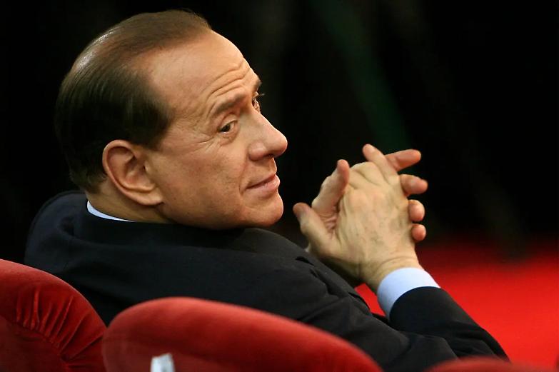 Silvio Berlusconi, autobiografia di una nazione tra eccessi e virt&ugrave;