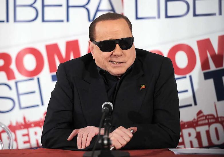 Il Milan, gli scandali, Raimondo Vianello e Sandra Mondaini. Il &ldquo;mondo&rdquo; Berlusconi dal bianco e nero ai colori