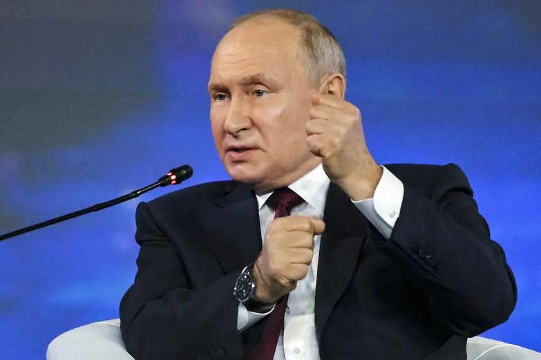 Putin chiede un minuto di silenzio per Berlusconi al Forum di Pietroburgo