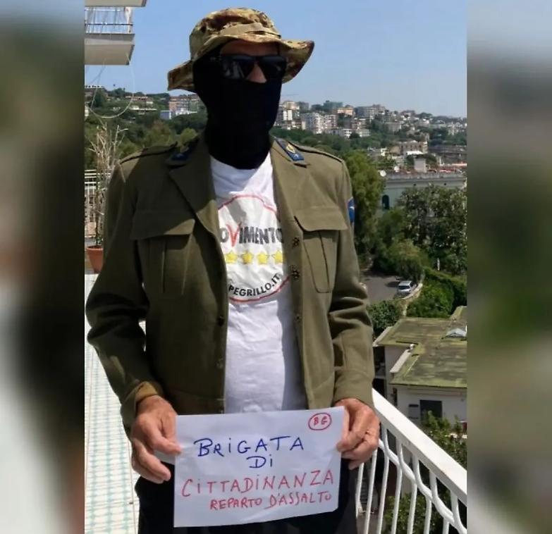 Grillo rilancia dopo le polemiche: sui social una foto col passamontagna. &ldquo;Brigata cittadinanza&rdquo;