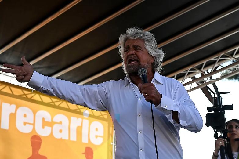 Grillo show: &ldquo;Reagite: brigate e passamontagna&rdquo;. Ed &egrave; bufera