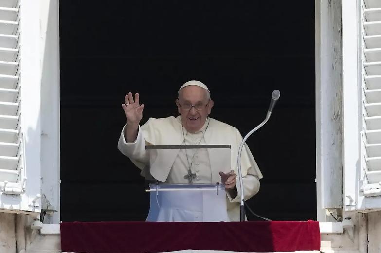 Il Papa: &laquo;Molte guerre nel mondo, non stanchiamoci di pregare&raquo;