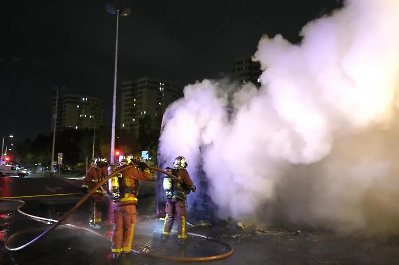 Francia, auto in fiamme contro la casa di un sindaco di un sobborgo a sud di Parigi