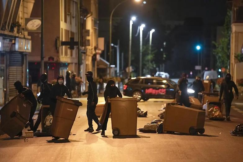 Francia, oltre 700 arresti dopo la quinta notte di proteste