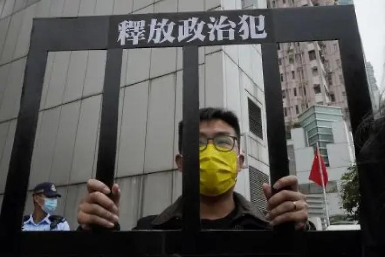 Esuli di Hong Kong riparano in Gran Bretagna, ira della Cina