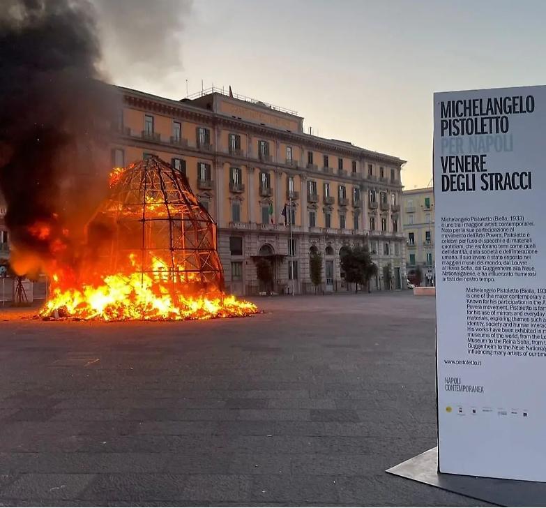 Napoli, un rogo distrugge la &ldquo;Venere degli stracci&rdquo; di Michelangelo Pistoletto